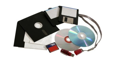 Duomenų saugojimo raida: nuo ankstyvųjų įrenginių iki šiuolaikinių skaitmeninių sprendimų